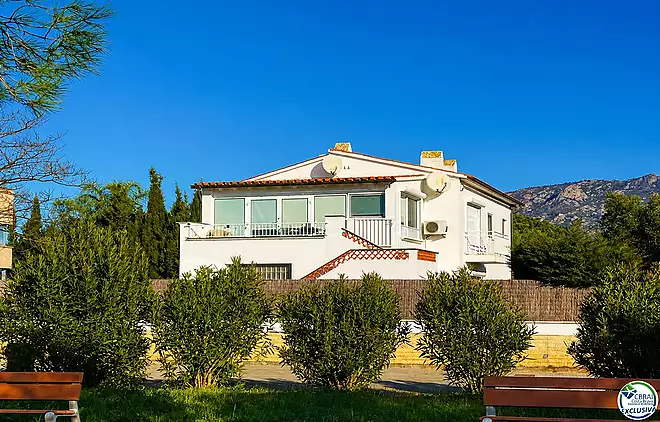 Casa molt cuidada i molt ben situada a la Garriga a Roses
