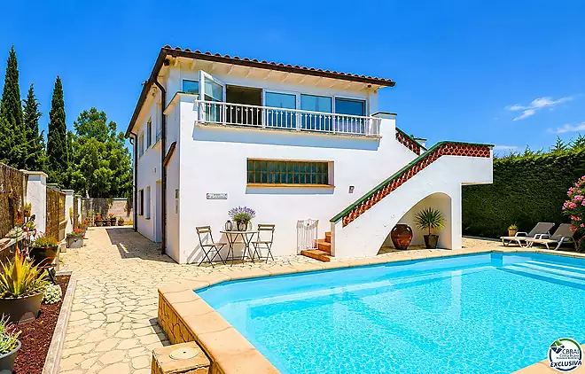 Casa molt cuidada i molt ben situada a la Garriga a Roses