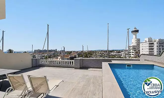 CAVALL DE MAR Àtic-dúplex amb gran terrassa, piscina privada i vistes al canal
