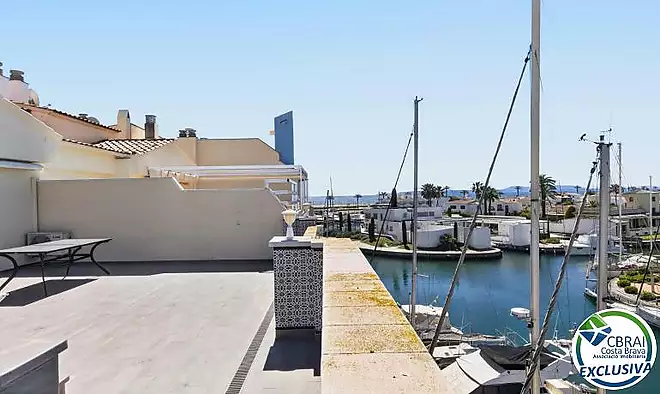 CAVALL DE MAR Àtic-dúplex amb gran terrassa, piscina privada i vistes al canal