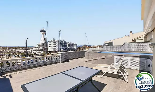 CAVALL DE MAR Àtic-dúplex amb gran terrassa, piscina privada i vistes al canal