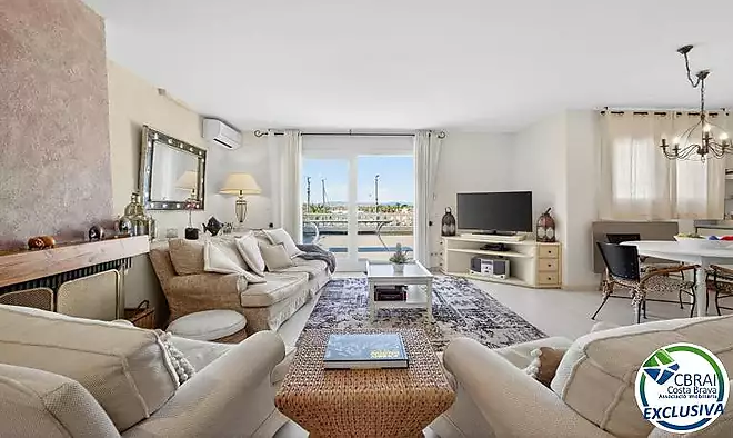 CAVALL DE MAR Àtic-dúplex amb gran terrassa, piscina privada i vistes al canal