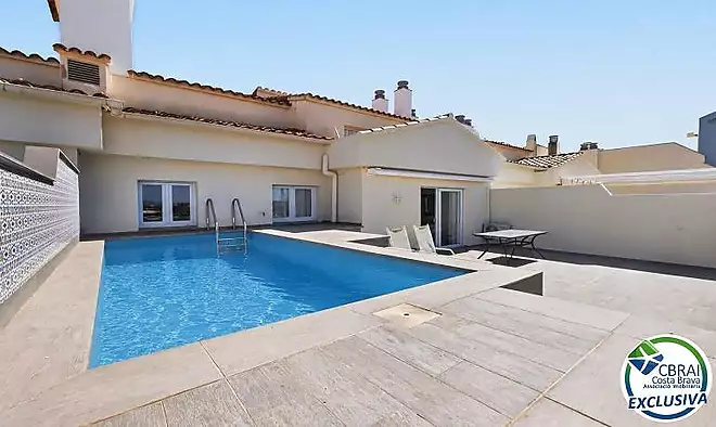 CAVALL DE MAR Àtic-dúplex amb gran terrassa, piscina privada i vistes al canal