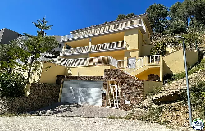Esplèndid xalet 253 M2 amb fantàstiques vistes al poble ia la badia de Roses.