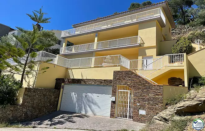 Esplèndid xalet 253 M2 amb fantàstiques vistes al poble ia la badia de Roses.