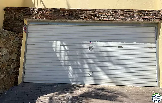 Esplèndid xalet 253 M2 amb fantàstiques vistes al poble ia la badia de Roses.