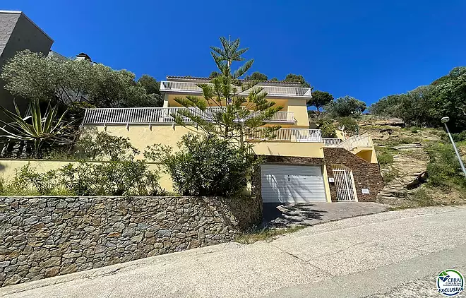 Esplèndid xalet 253 M2 amb fantàstiques vistes al poble ia la badia de Roses.