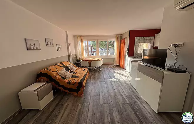 Apartament amb terrassa i piscina a Empuriabrava