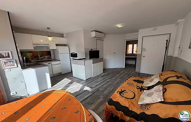 Apartament amb terrassa i piscina a Empuriabrava