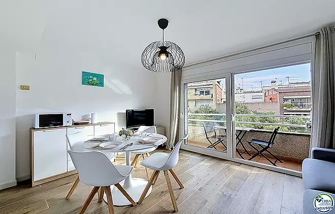 Apartament renovat amb llicència turística al centre de Roses, a 150m de la platja