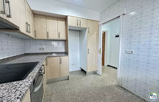 Ampli apartament al costat de la platja i els comerços