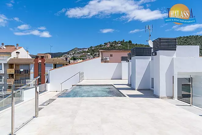 Obra nova al centre de Roses a 200 m del mar