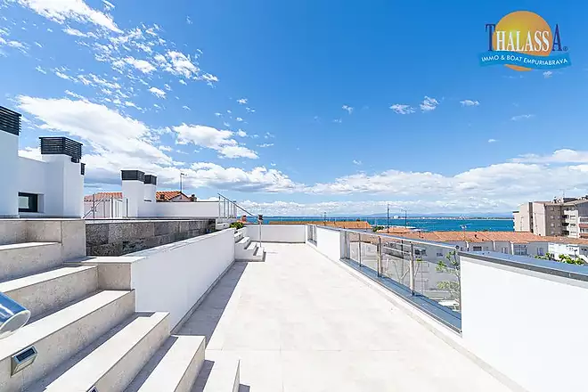 Obra nova al centre de Roses a 200 m del mar