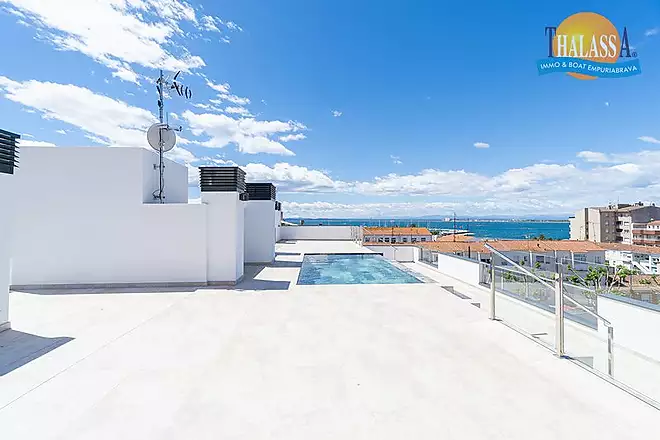Obra nova al centre de Roses a 200 m del mar