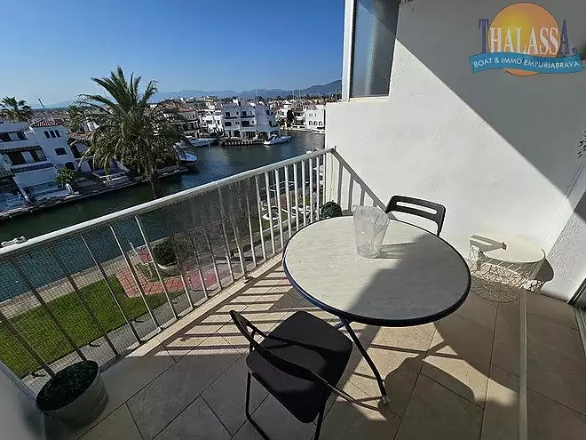 Studio with canal views, near shops and the beach