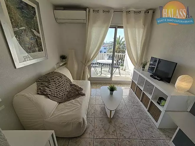Studio with canal views, near shops and the beach