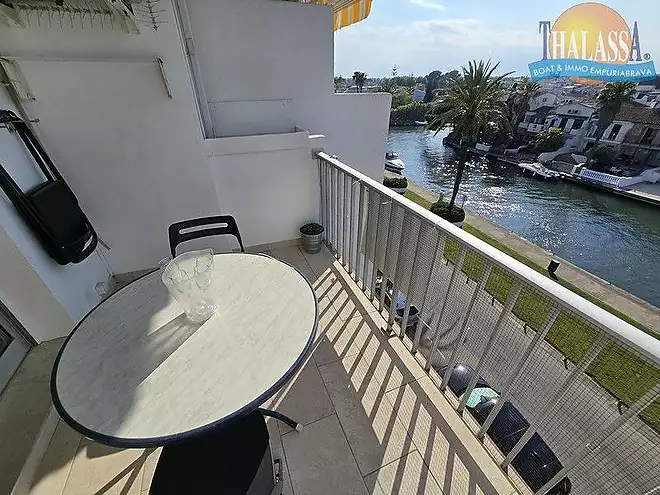 Studio with canal views, near shops and the beach