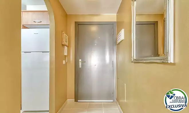 Apartament a Salata amb vista parcial al mar, gran terrassa i aparcament privat.