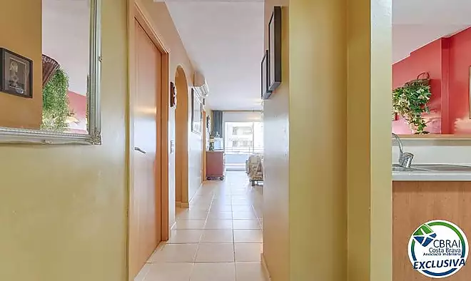Apartament a Salata amb vista parcial al mar, gran terrassa i aparcament privat.