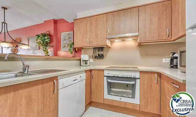 Apartament a Salata amb vista parcial al mar, gran terrassa i aparcament privat.