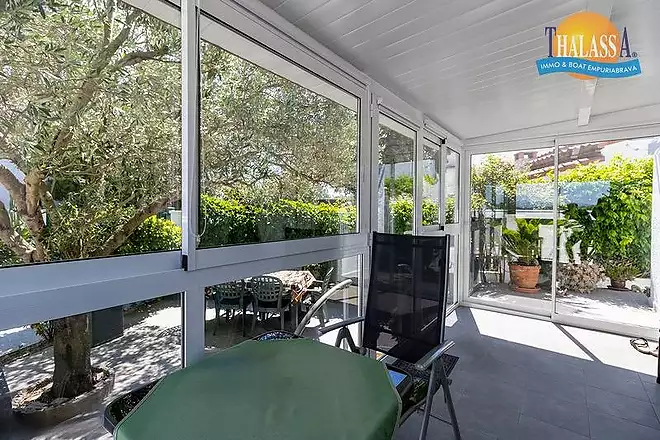 Preciosa casa renovada amb jardí al costat del riu Muga