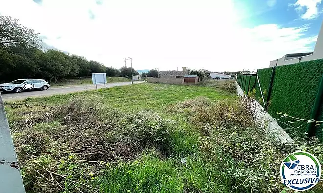 Single-family building plot in a quiet urbanization of Roses. Good opportunity!