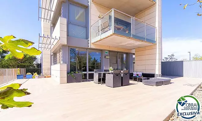 CLOT DELS FRANQUETS Exclusiva planta baixa de 3 dormitoris amb 224 m2 de terrassa i jard&iacute; a 200m de la platja