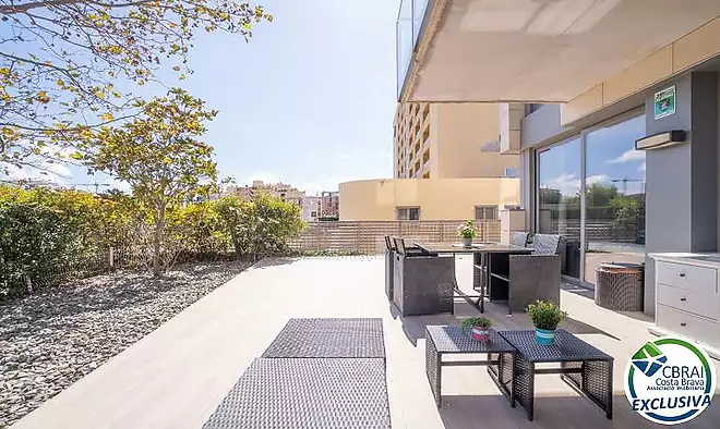 CLOT DELS FRANQUETS Exclusiva planta baixa de 3 dormitoris amb 224 m2 de terrassa i jard&iacute; a 200m de la platja