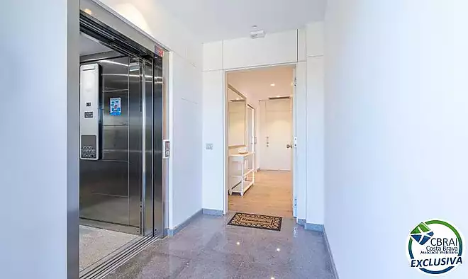 CLOT DELS FRANQUETS Exclusiva planta baixa de 3 dormitoris amb 224 m2 de terrassa i jard&iacute; a 200m de la platja