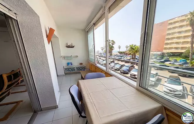 Estudi amb piscina i vista lateral al mar &mdash; Santa Margarida, Roses