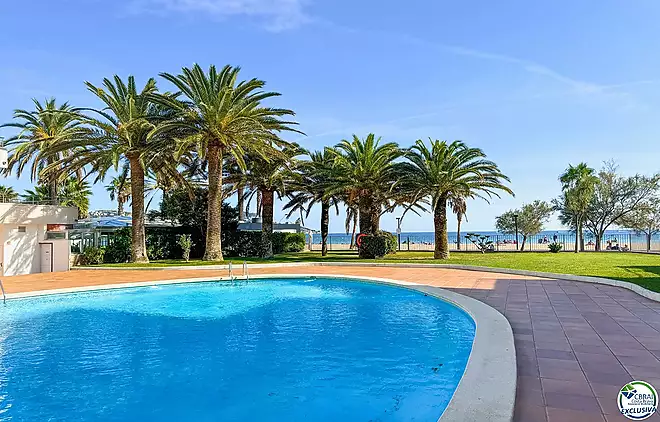 Estudi amb piscina i vista lateral al mar &mdash; Santa Margarida, Roses