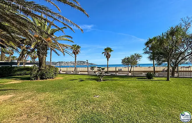 Estudi amb piscina i vista lateral al mar &mdash; Santa Margarida, Roses