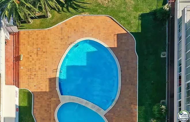 Estudi amb piscina i vista lateral al mar &mdash; Santa Margarida, Roses