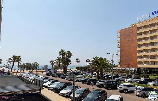 Estudi amb piscina i vista lateral al mar &mdash; Santa Margarida, Roses